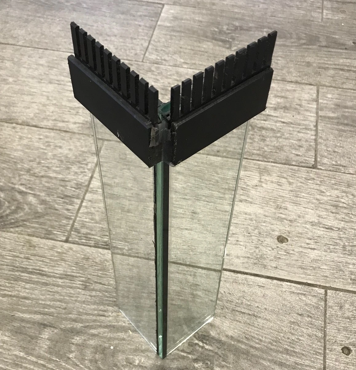 Overløbskasse med kam 12 x 12 x 46 cm